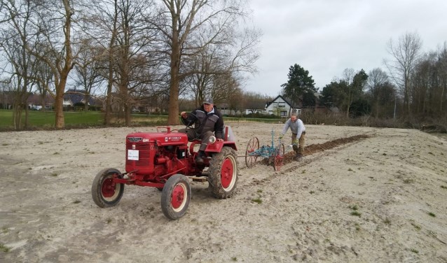 ploegen met de Mc Cormick trekker