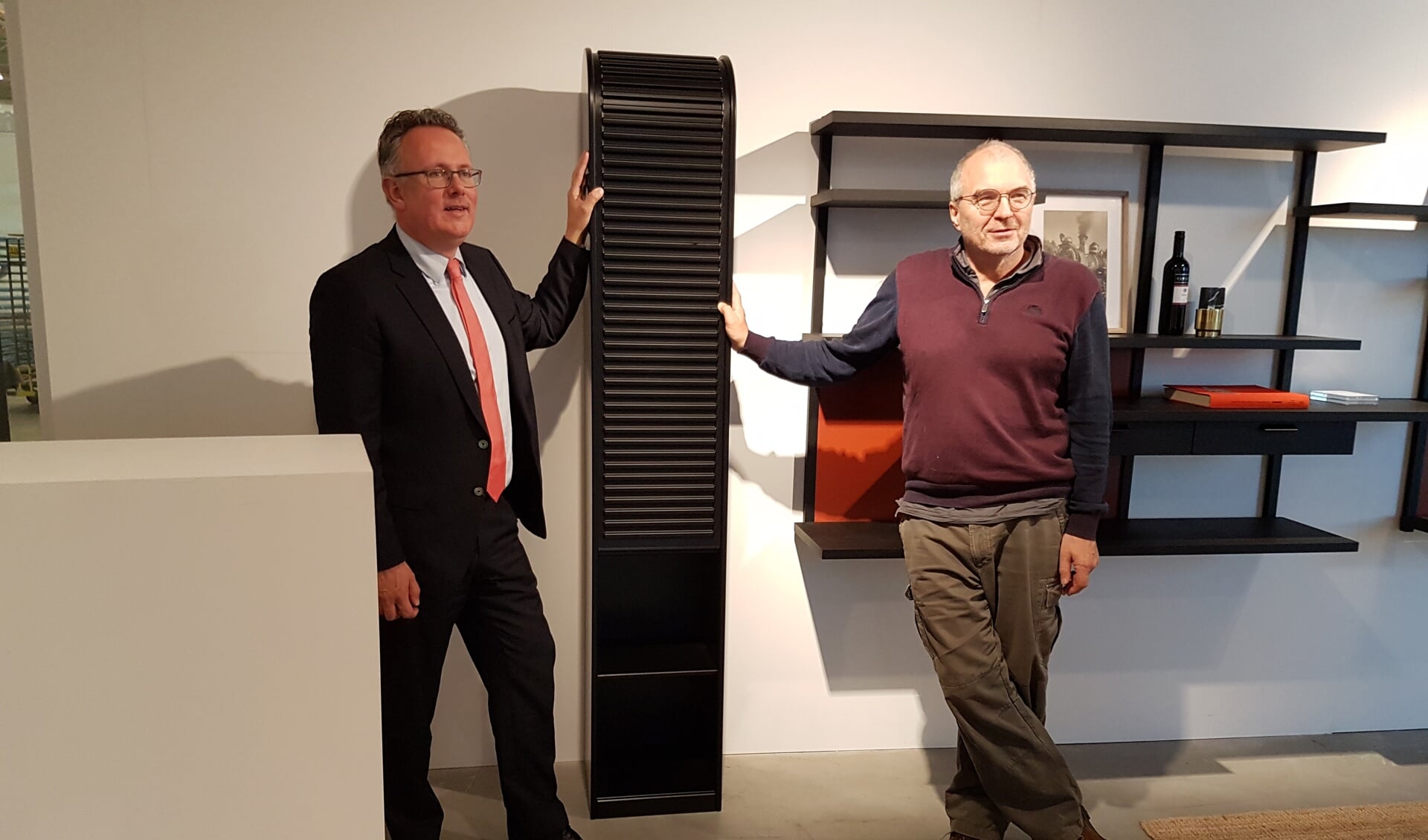 Directeur-eigenaar van Pastoe Rudy Stroink (rechts) reikt de A'dammer kast uit aan winnende wethouder Herman Geerdes (links)