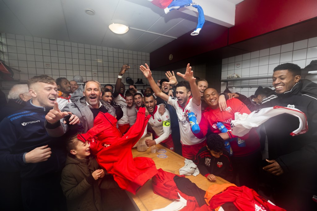 Unitas viert feest na het winnen van de eerste periode.