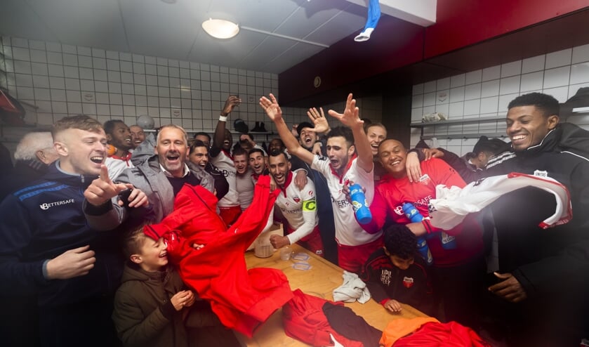 Unitas viert feest na het winnen van de eerste periode.