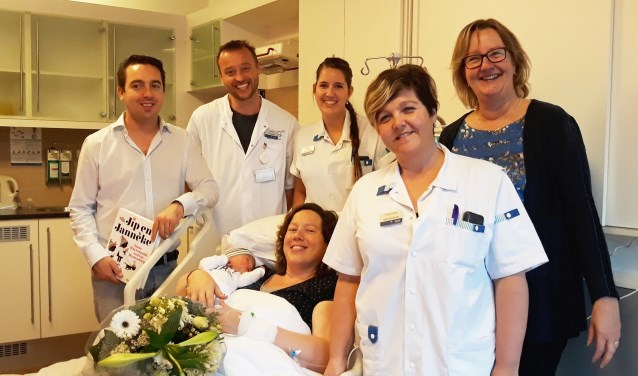 Op de foto (v.l.n.r.): Vader Arjen den Otter, gynaecoloog Rob Mooij, verpleegkundige Milena Dokman, moeder Sabina den Otter met zoon Matthias, ziekenhuisdirecteur Anja Blonk en verpleegkundige Pieternelle Westland.