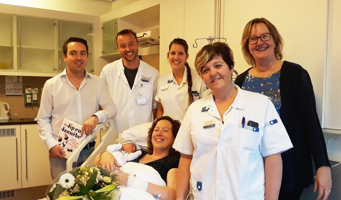 Op de foto (v.l.n.r.): Vader Arjen den Otter, gynaecoloog Rob Mooij, verpleegkundige Milena Dokman, moeder Sabina den Otter met zoon Matthias, ziekenhuisdirecteur Anja Blonk en verpleegkundige Pieternelle Westland.