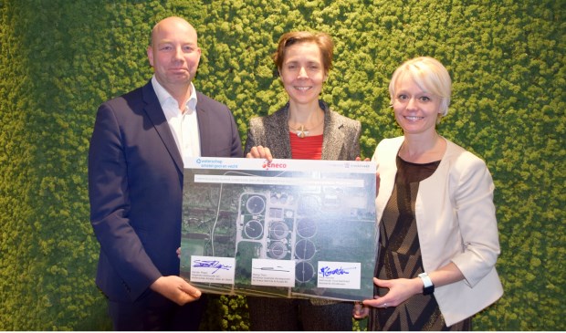 Sander Mager (waterschap AGV), Manja Thiry (Eneco) en wethouder Floor Gordon.