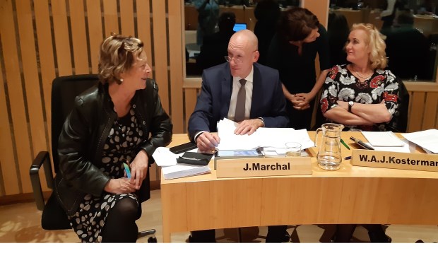 Links burgemeester Albertine van Vliet tijdens een schorsing van de begrotingsraad (12 nov 2019)