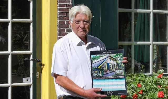 Arjen Gerritsma met zijn nieuwe jaarkalender voor Hoeve Schardepot.