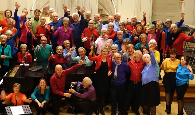 Het koor Scherzando met de vaste zangers en grote groep projectzangers voor het jubileumconcert.