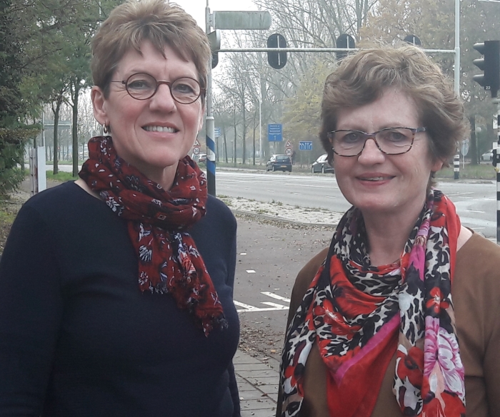 Willy Roelofsen (links) en Corry van der Molen coördineren Maatje voor een praatje