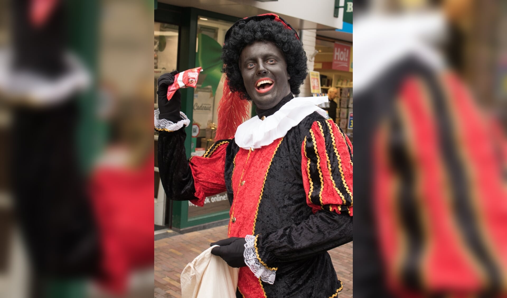 Zwarte Piet tijdens de intocht van Sinterklaas