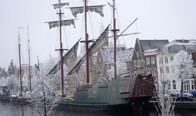 Het foeilelijke schip Soeverein, partyschip voor vergaderingen en partijen, wordt nog mooi in de sneeuw.
