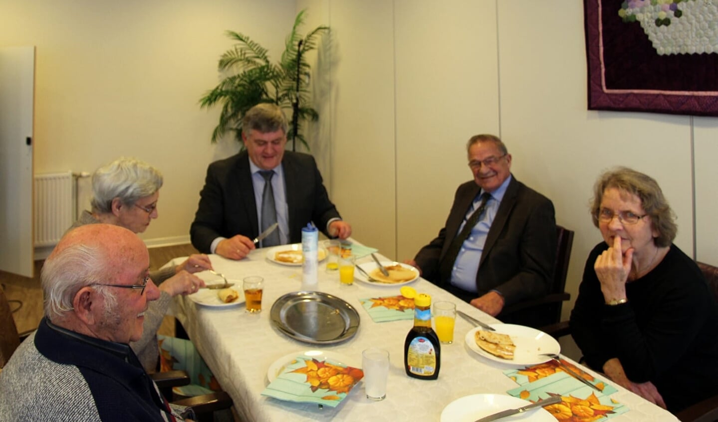 De burgemeester, Henk Lambooij, is eregast en eet ook een pannenkoek mee. 