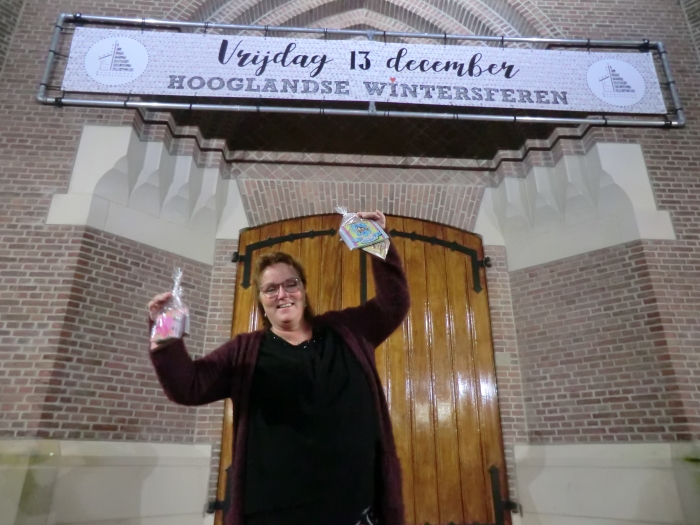 Joyce, staat te glunderen voor de verlichte Sint Martinuskerk in Hoogland