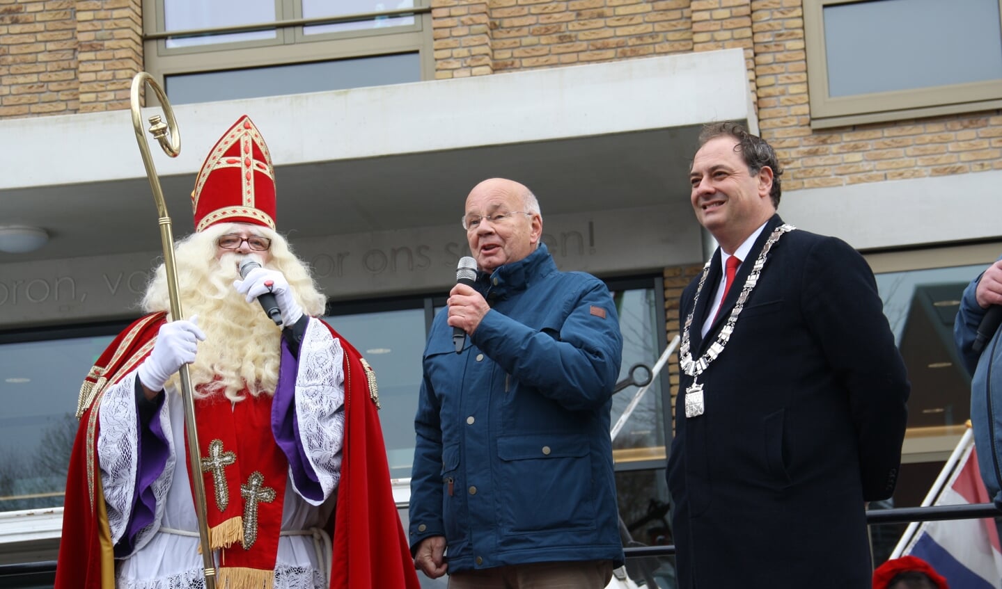 Sinterklaas, meneer Wildenboer en burgemeester Bouwmeester.