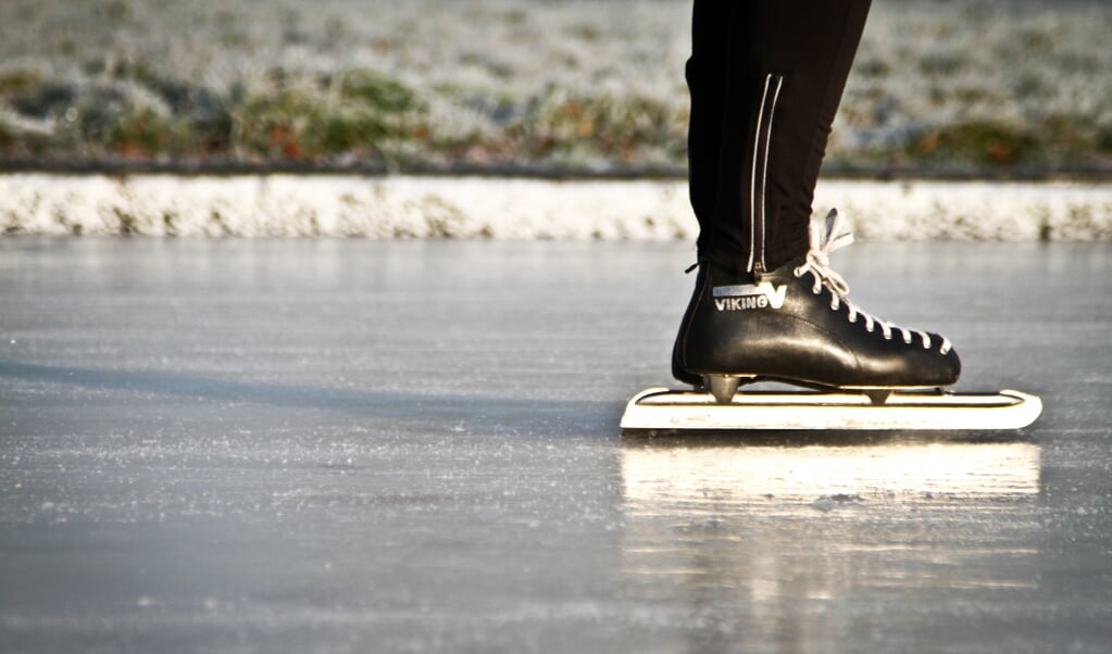 NOORDLAREN - Nadat vanmorgen bekend werd dat de schaatsmarathon niet in Noordlaren gaat worden gereden is de ijsbaan open gegaan voor iedereen die willen komen schaatsen. ANP ANTON KAPPERS