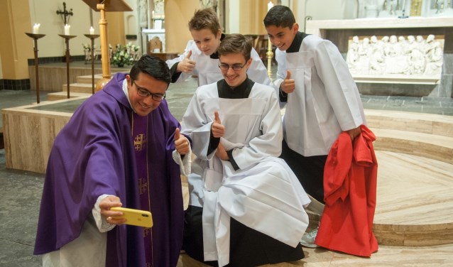 Pastor Mauricio Meneses van de Martha en Mariaparochie: ,,Kinderen die helpen in de viering, dat geeft hoop, toekomst."