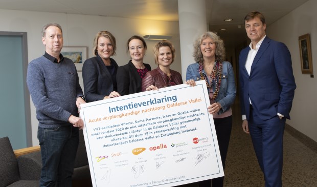 Van links naar rechts: Ronald Hendrikse (HAGV), Judith Poulus en Gia Wallinga (Icare), Ineke Wever (Opella), Hilde Boei (Zorgbelang Inclusief) en Ton Poos (Vilente).