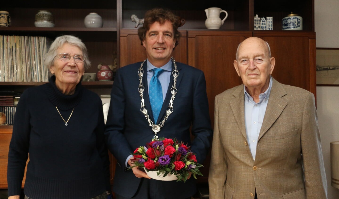 Burgemeester René Verhulst tussen het diamanten Lunterse paar Elisabeth Schultheiss en Pieter Gerrit Vonk.