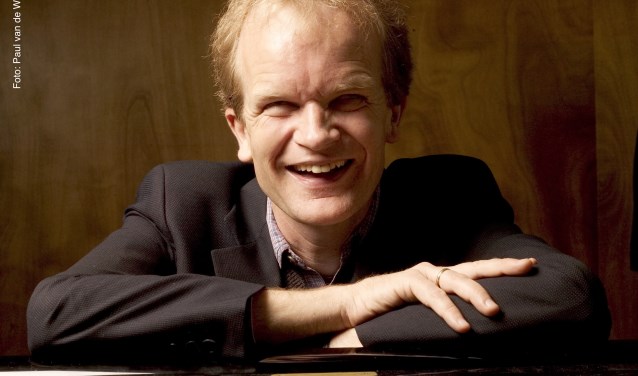 Pianist Bert van den Brink speelt op zaterdag 21 december kersthits op verzoek in de Edesche Concertzaal.
