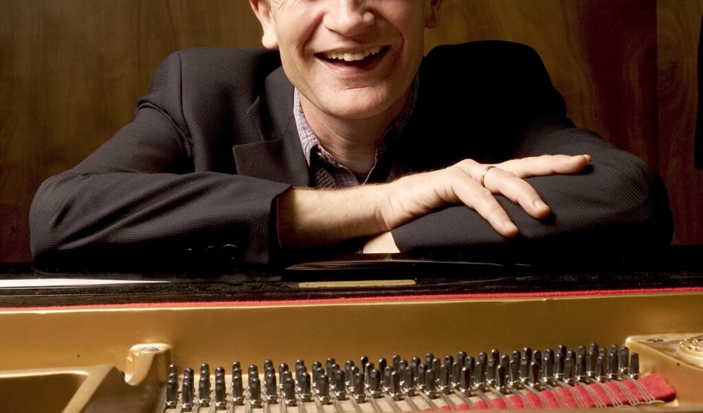 Pianist Bert van den Brink speelt op zaterdag 21 december kersthits op verzoek in de Edesche Concertzaal. 