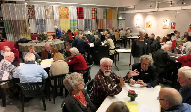 Aan de tafels vonden levendige discussies plaats.