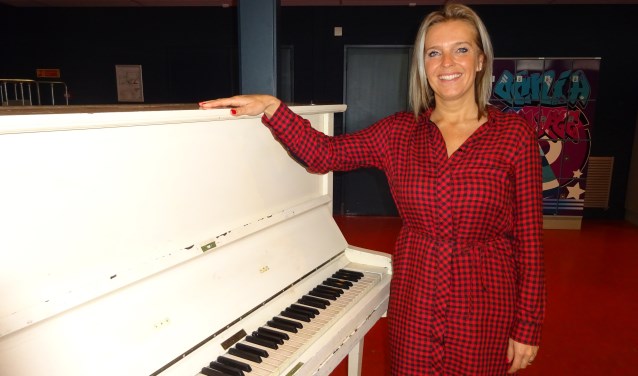 Trots laat Marieke het Omnia College zien. De piano middenin de aula, de vrolijk gekleurde kluisjes: allemaal zaken die de leerlingen thuis moeten laten voelen op de Gorcumse middelbare school.