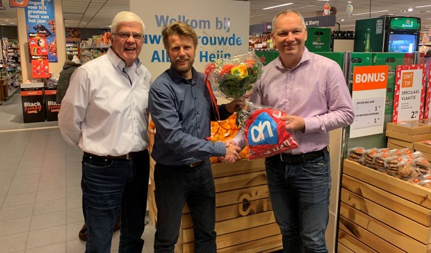Lammert Hol, sponsorcommissie HDS, midden Klaas-Jan Koelewijn, eigenaar Albert Heijn Leersum en rechts Marco Matthijs voorzitter HDS.