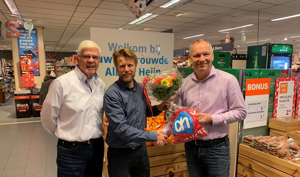 Lammert Hol, sponsorcommissie HDS, midden Klaas-Jan Koelewijn, eigenaar Albert Heijn Leersum en rechts Marco Matthijs voorzitter HDS.