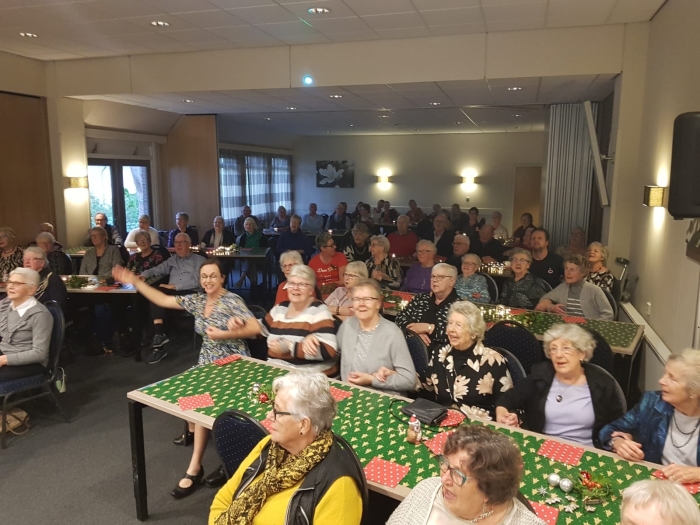 Meezingen gasten en vrijwilligers van de Zonnebloem Hoevelaken