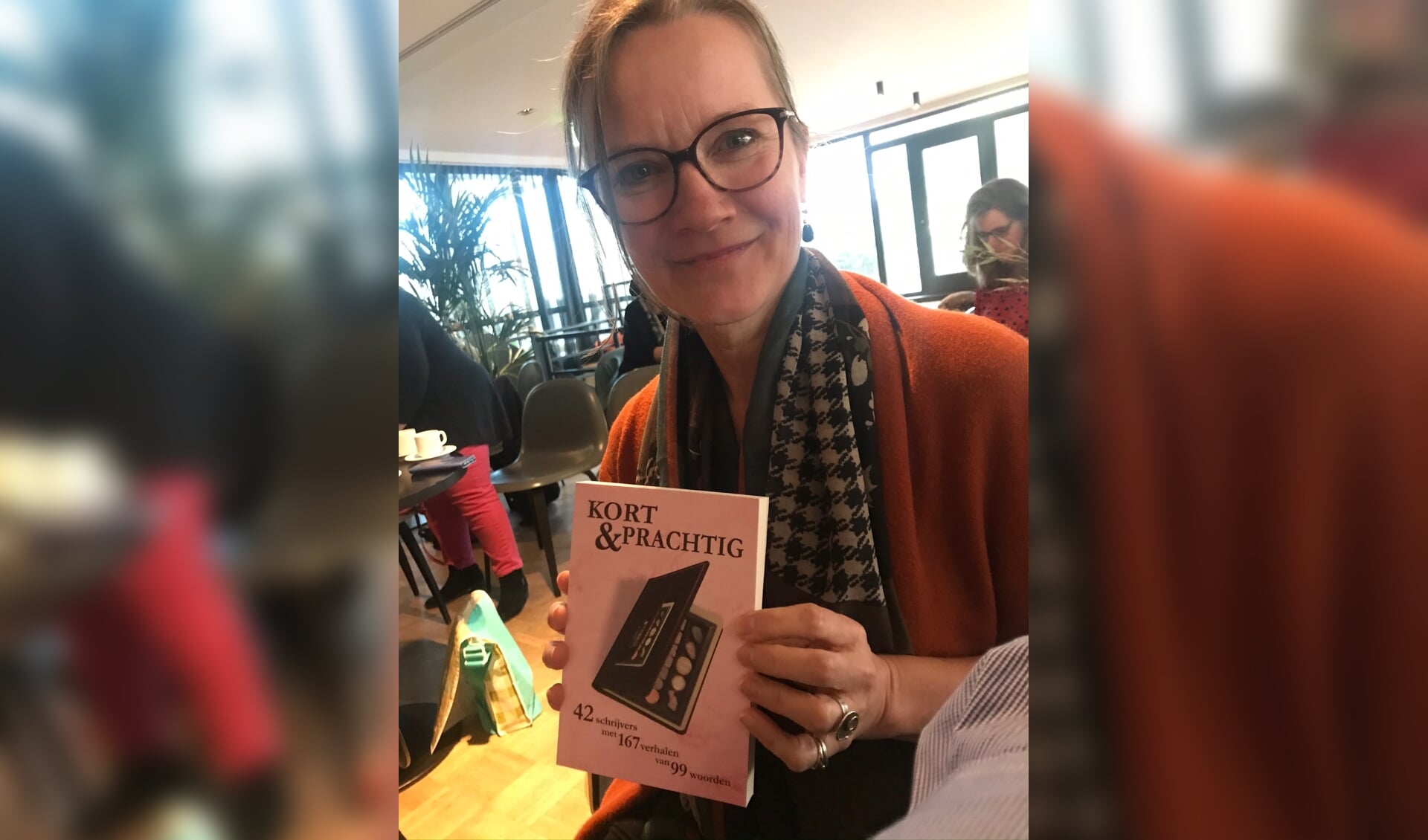 Anna-Martine Banga met haar boek.