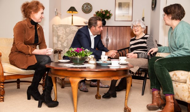 Sabine Blom van Assendelft, minister De Jonge, Lies Bonarius en Claartje Duynstee.