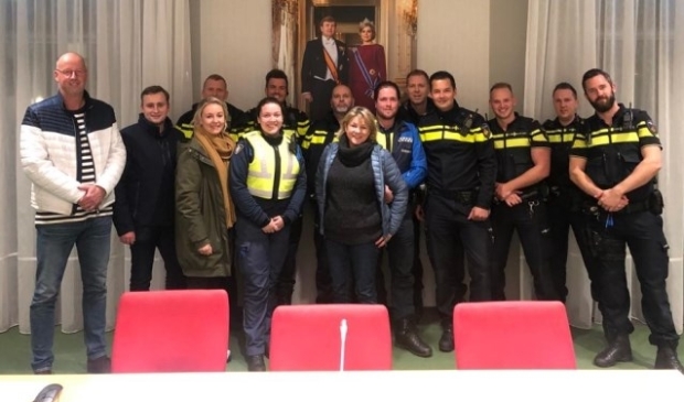 Burgemeester Tanja Haseloop-Amsing (m.) trekt er in werkkleding op uit met politie en opsporingsambtenaren. (Foto Gemeente Oldebroek)
