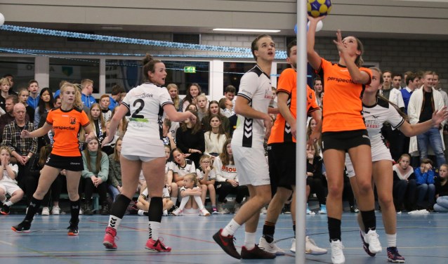 Unitas-topscoorster Sarah van der Meer breekt door; Romy en Ezra Bijsterbosch en Dorinda Kleijer kijken toe.