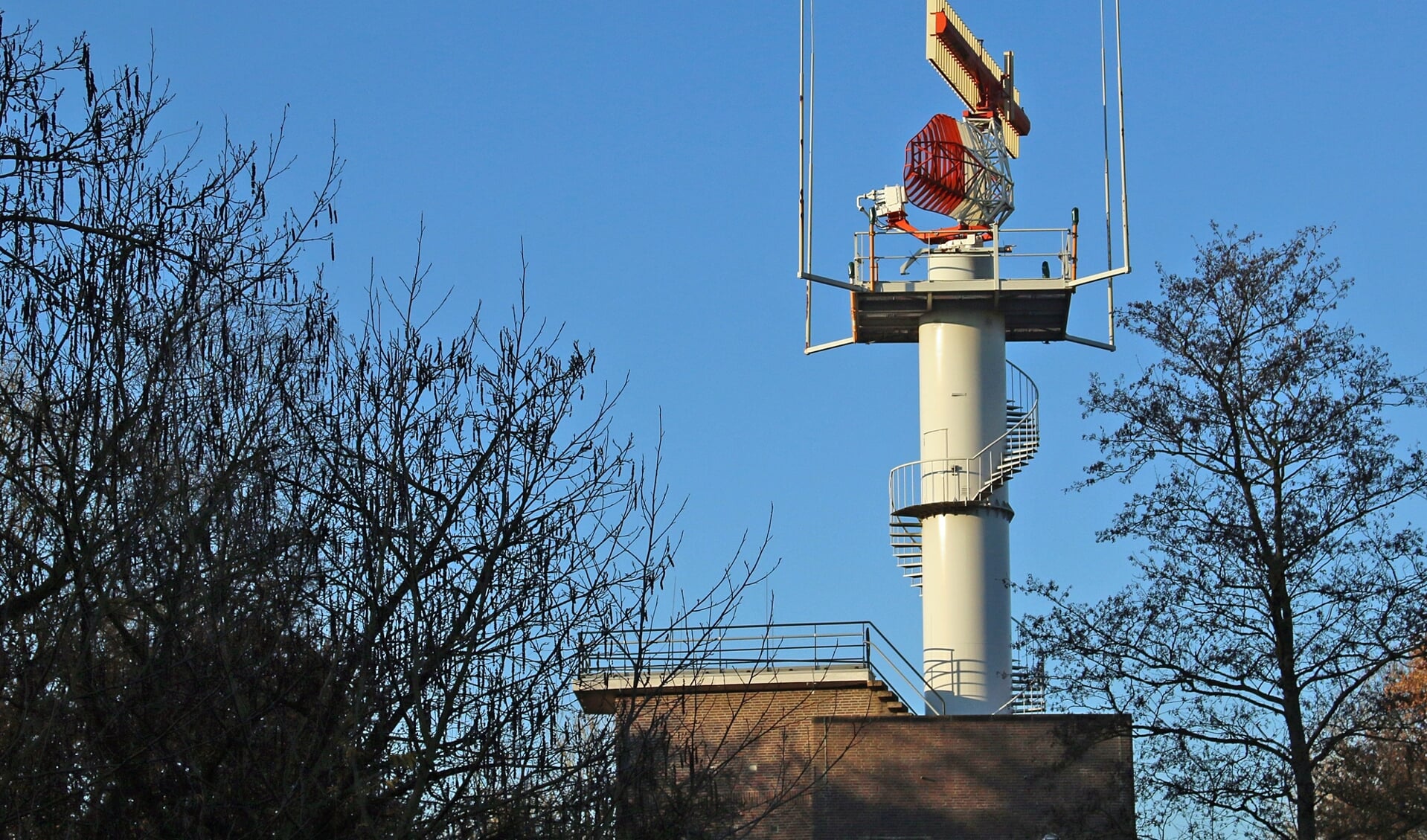 De radartoren in het Amsterdam wordt niet meer voor luchtvaartdoeleinden gebruikt.