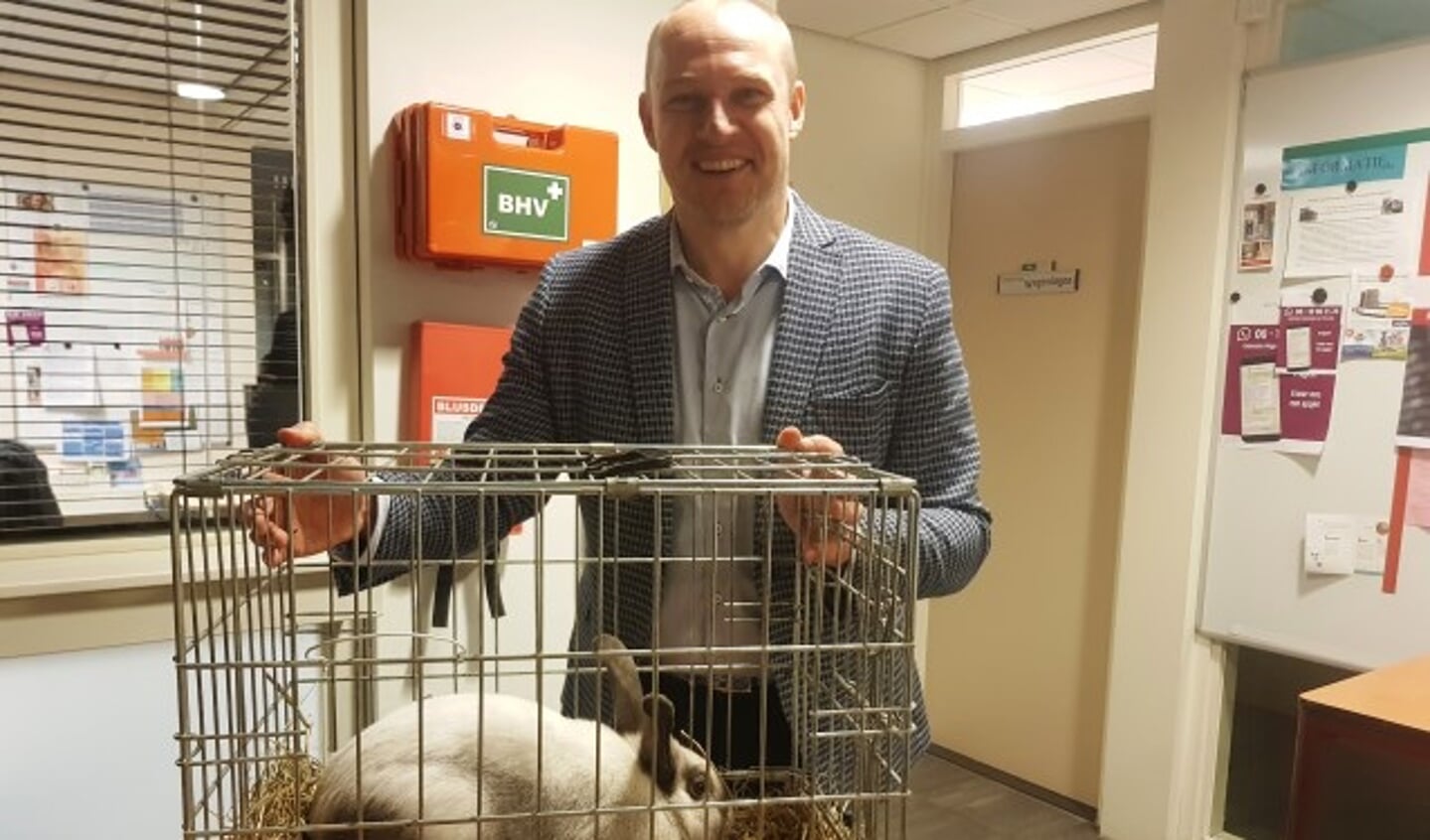 Dennis Gudden was zeer verguld met de gift van konijn Dennis (of Denise) voor de Stadsboerderij aan het Spijk. (foto: Kees Stap)