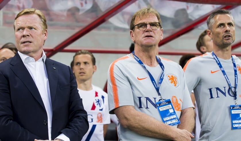 Kees van Wonderen (rechts) als assistent van ex-bondscoach Ronald Koeman op de bank van Oranje.