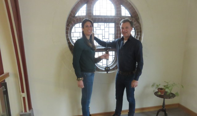 Charline en Frederik tonen de klepel die een opmerkelijke functie zal krijgen