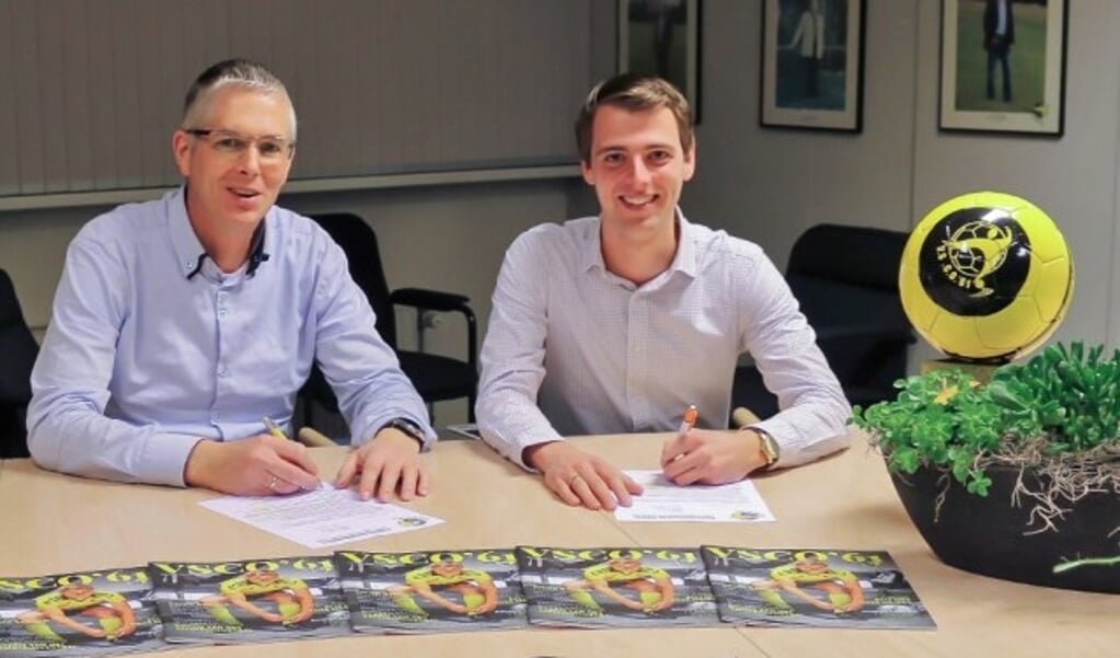Bert Spronk (l.) en Sjoerd Kwakkel ondertekenen de nieuwe subsponsorovereenkomst.