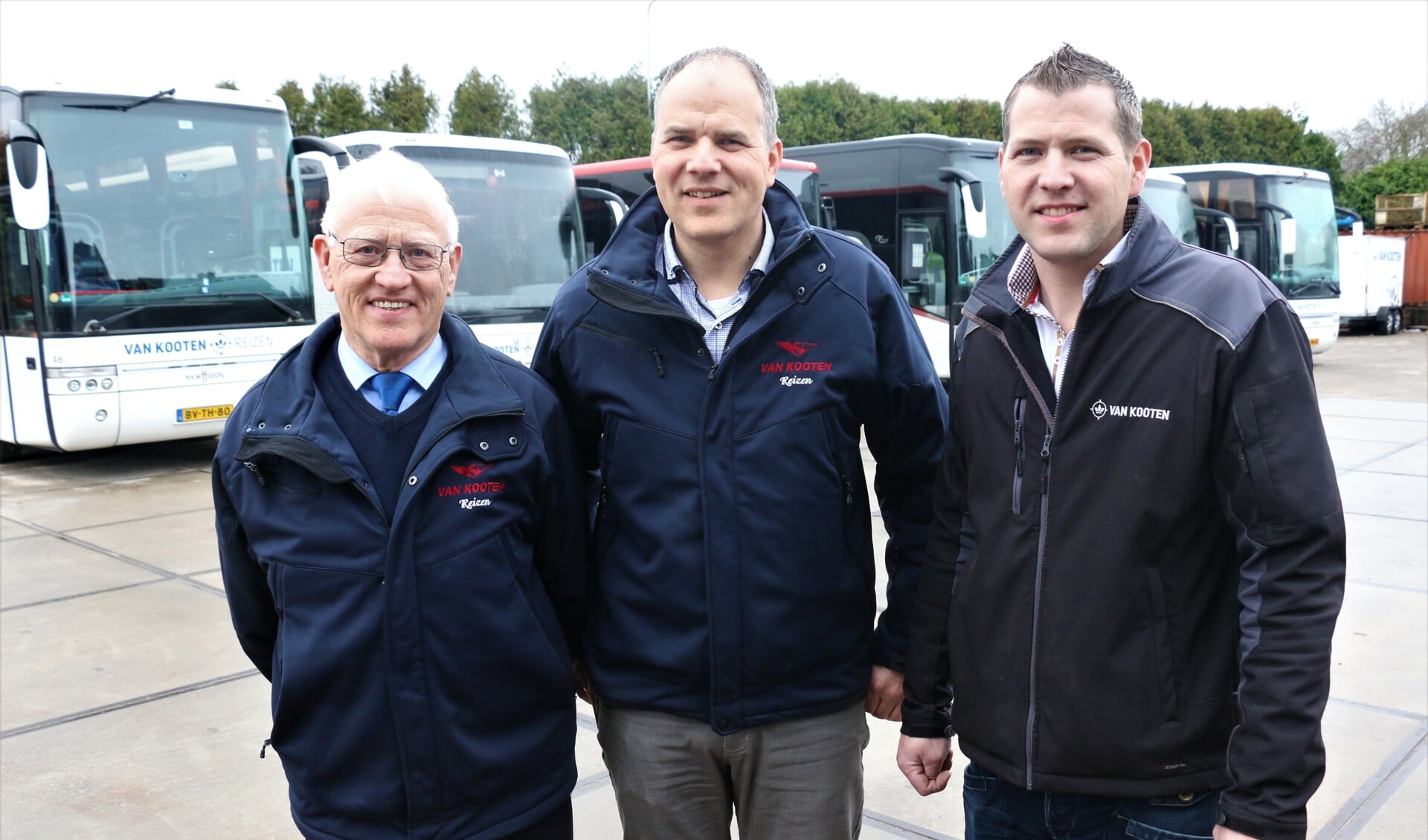Vader Jaap en zoons Simon en Evan van Kooten voor een aantal touringcars met de bedrijfsslogan 'Ervaring die je verder brengt.' 