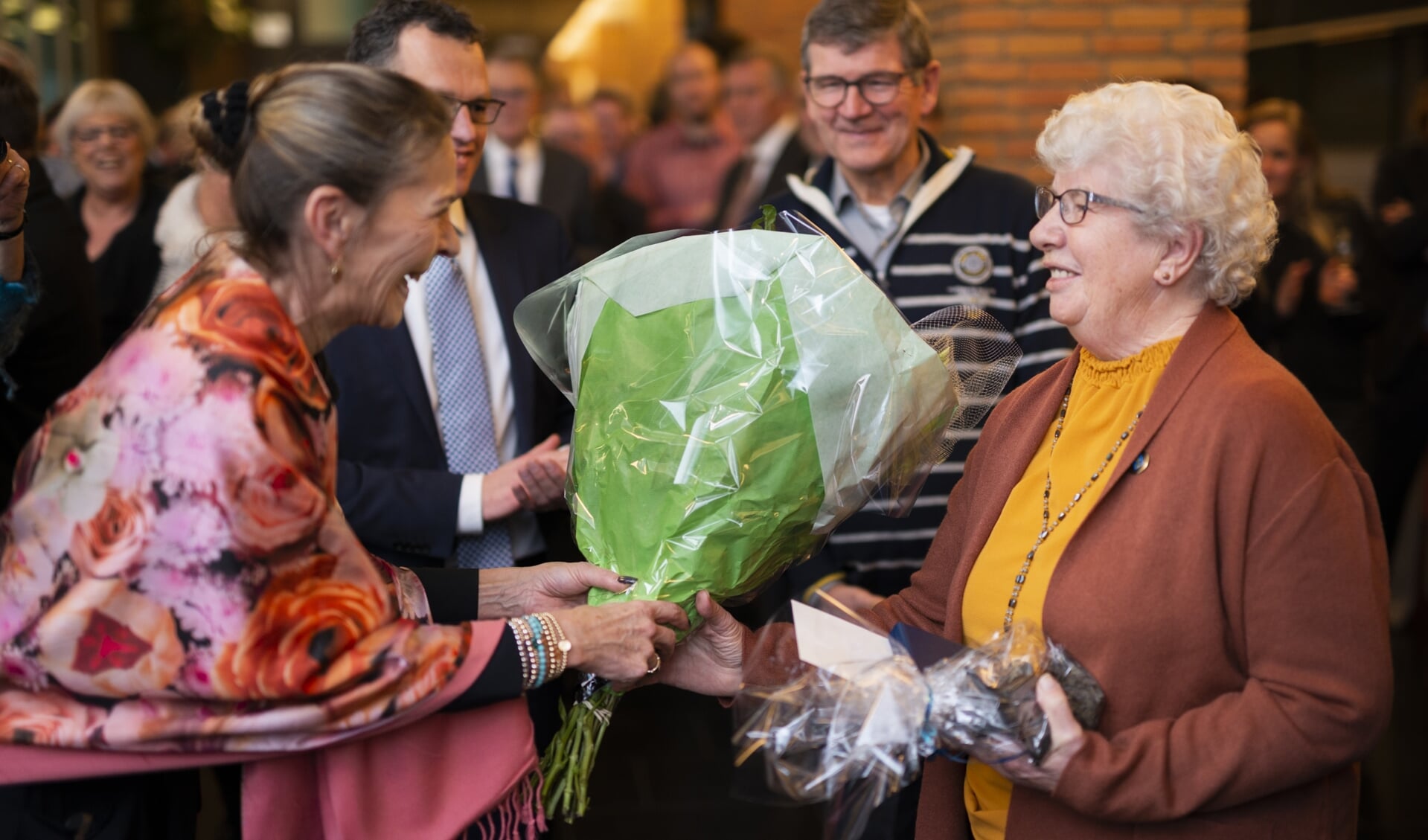 Lies Adriaanse uit Voorthuizen (rechts) mocht  zich dit jaar Vrijwilliger van het Jaar noemen. Ze was daarmee hekkensluiter, want na zeven jaar stopt de verkiezing.