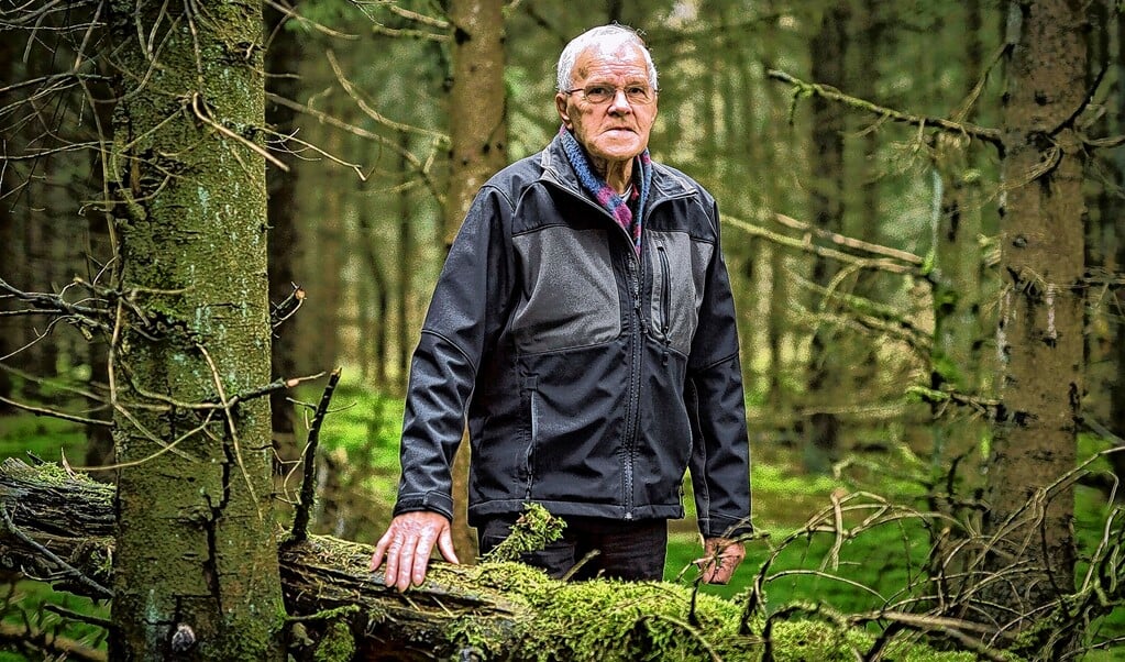 Gerrit de Graaff:  ,,Ik heb van Staatsbosbeheer een vergunning gekregen om op wegen in het bos te rijden waar niemand anders komt.'' 