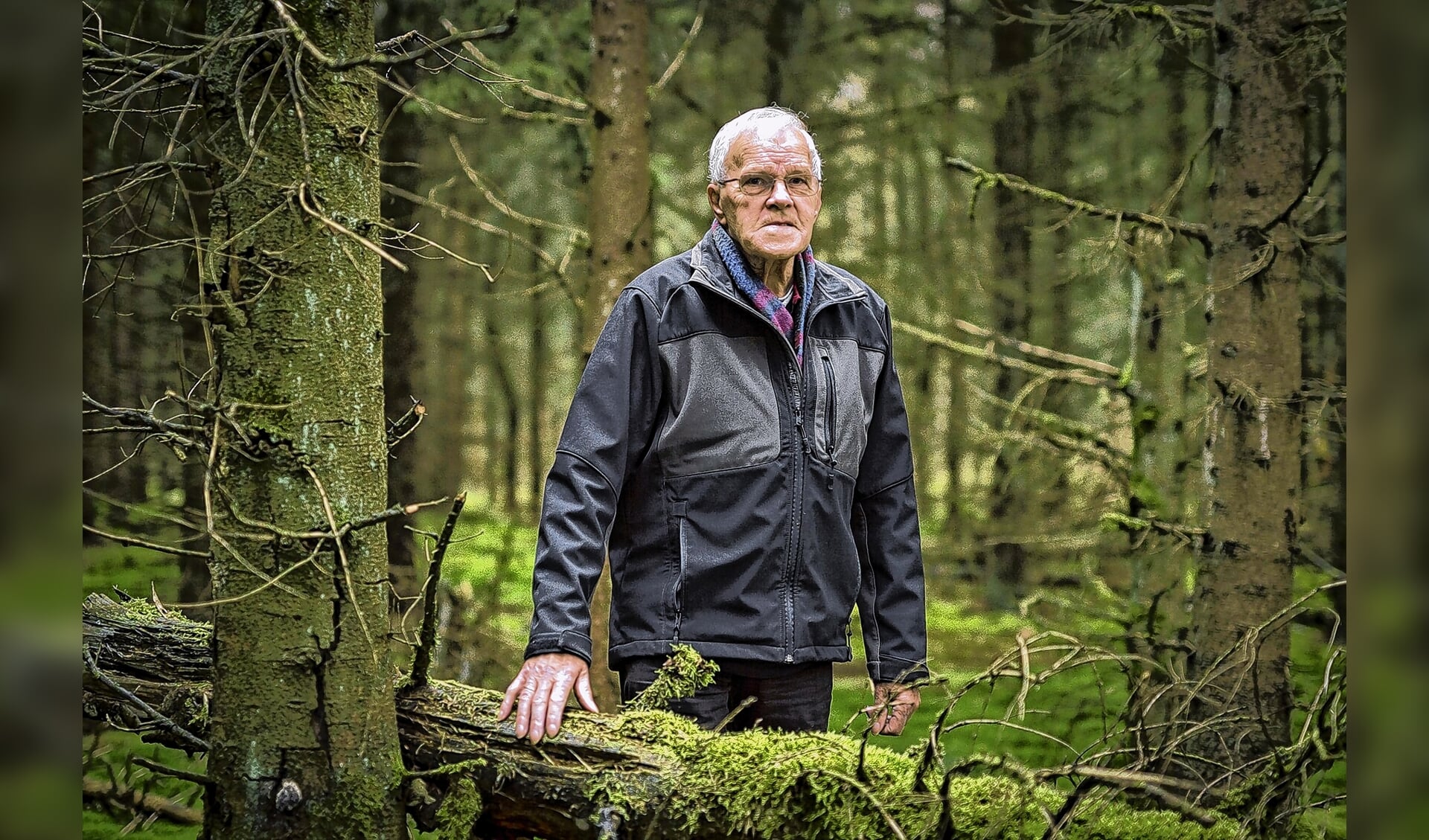 Gerrit de Graaff:  ,,Ik heb van Staatsbosbeheer een vergunning gekregen om op wegen in het bos te rijden waar niemand anders komt.'' 