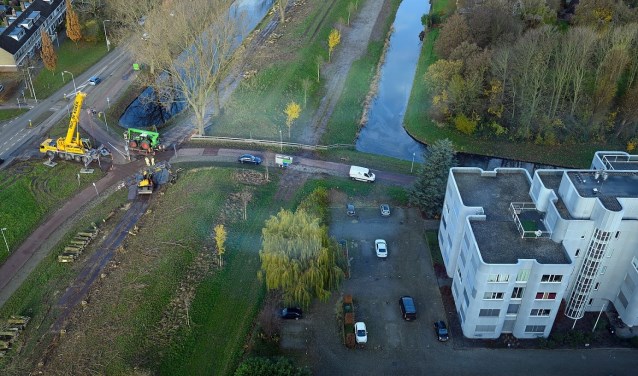 Links is te zien hoe de bomen worden gekapt. Wat achter blijft is een grote leegte.