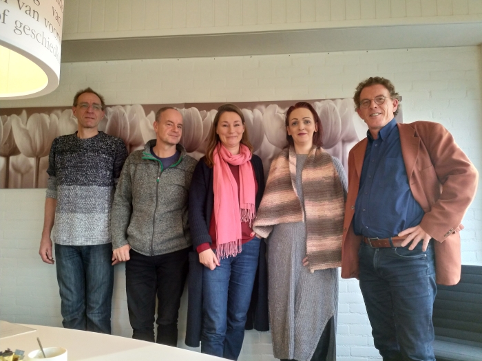 Het nieuwe bestuur van Stichting Blijdragen bij ondertekening van de akte bij deNotarissen in Vianen. Op de foto staan van links naar rechts