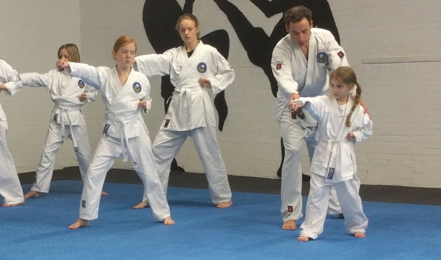 Kinderen vanaf 7 jaar kunnen starten met Karate-Do. Hans Cleton: ,,Naast een betere conditie en balans werken we ook aan meer zelfvertrouwen en een betere weerbaarheid.''