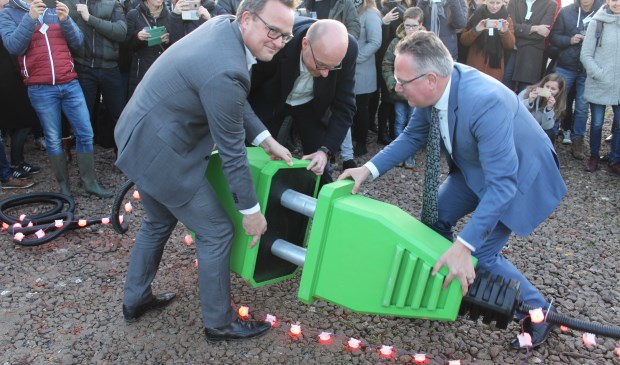 Wethouder Geerdes sluit symbolisch het bouwproject aan op het netwerk van Houten