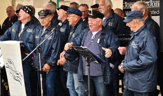 Optreden tijdens het (regenachtige) festival 2019