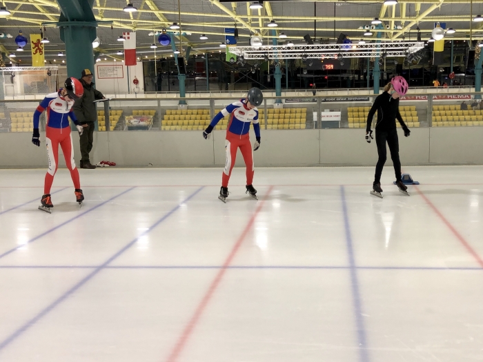 Niels Teunissen (links) en Niels Hiddink (midden) aan de start van de teamsprint samen met teamgenootje Melle Boeijen