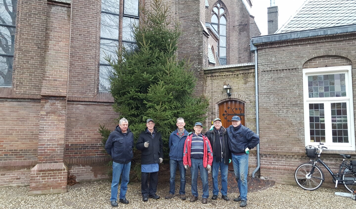 De kerstboom van 2019 werd door vrijwilligers op zijn plek gezet
