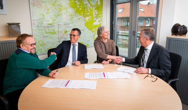 Nico Drost van Huurdersvereniging Barneveld, wethouder Hans van Daalen namens de gemeente Barneveld, directeur-bestuurder Liesbeth Brouwer-de Jong van Woningstichting Barneveld en wethouder Aart de Kruijf namens gemeente Barneveld.