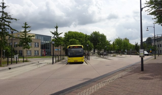 Door het fietspad achter het busstation langs te laten lopen, kruisen de routes van auto's en fietsers elkaar minder