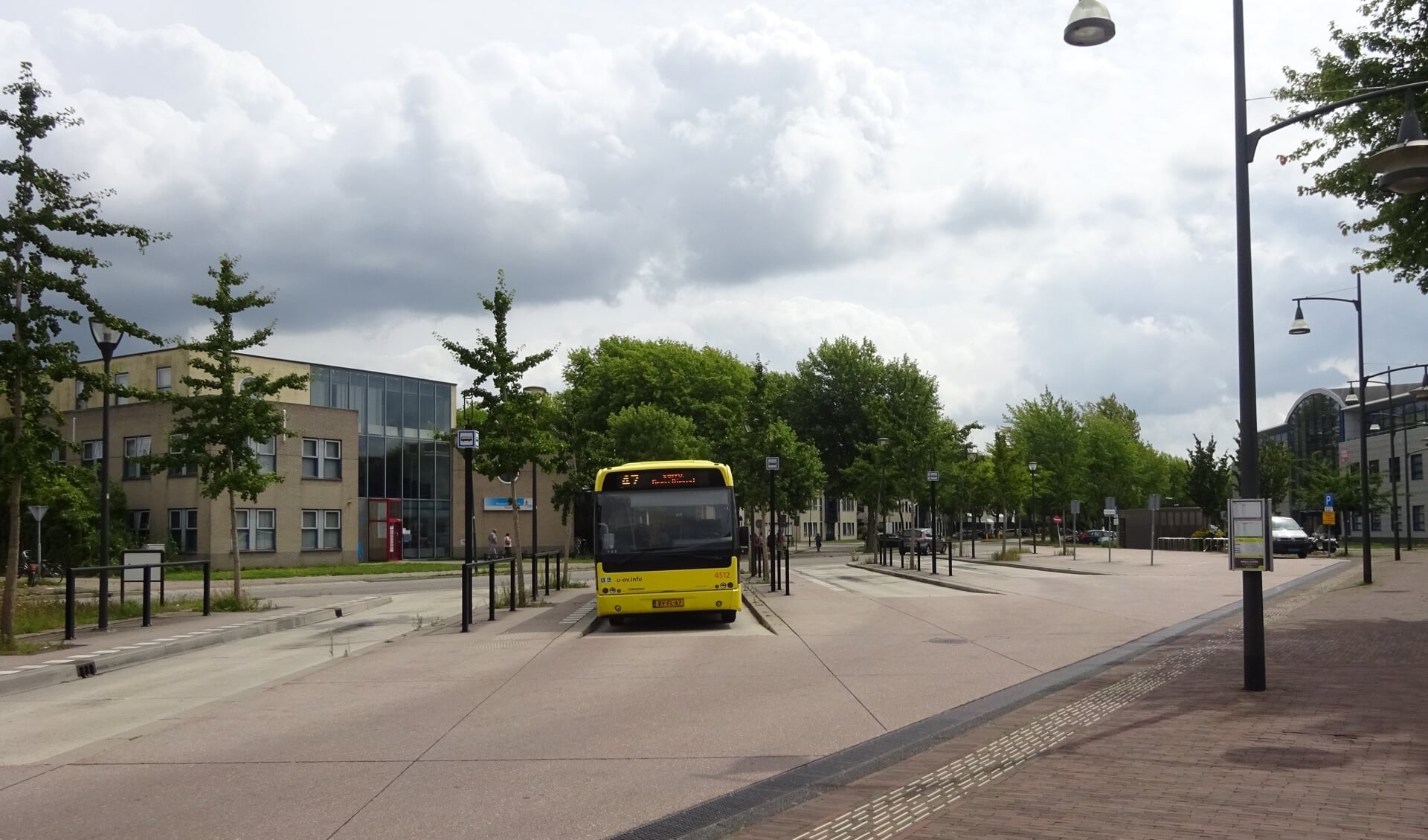 Door het fietspad achter het busstation langs te laten lopen, kruisen de routes van auto's en fietsers elkaar minder
